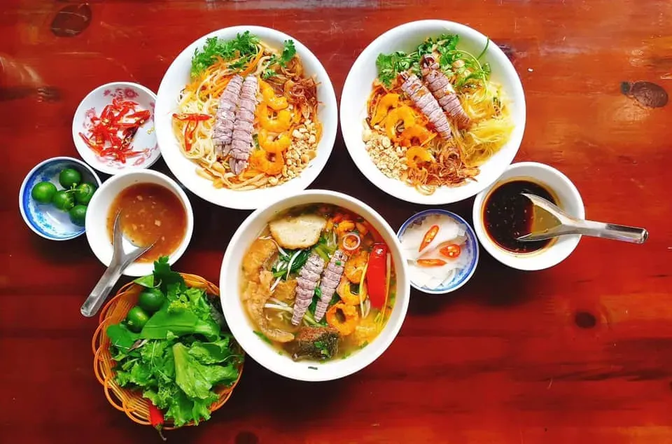 Bún hải sản Bà Châm Hạ Long