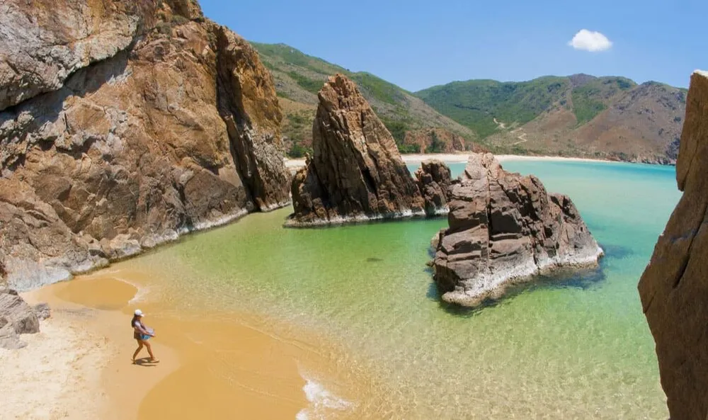 Kỳ Co với bãi cát trắng mịn, nước biển trong xanh và những ghềnh đá hùng vĩ