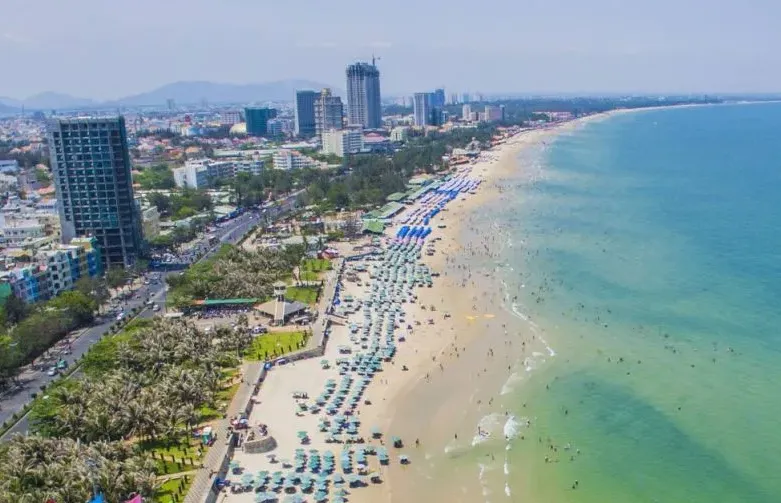 Bãi Trước Vũng Tàu với cát trắng mịn và nước biển trong xanh