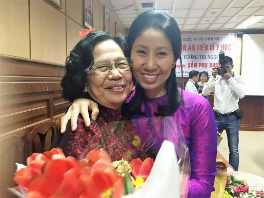 2 mẹ con bác sĩ Ngọc Lan