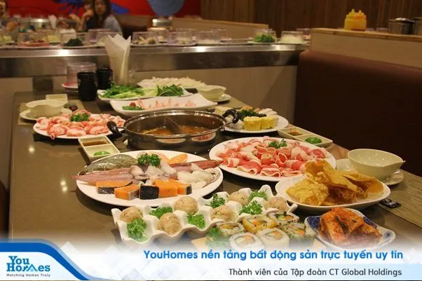 Kichi-Kichi phục vụ buffet lẩu băng chuyền đa dạng