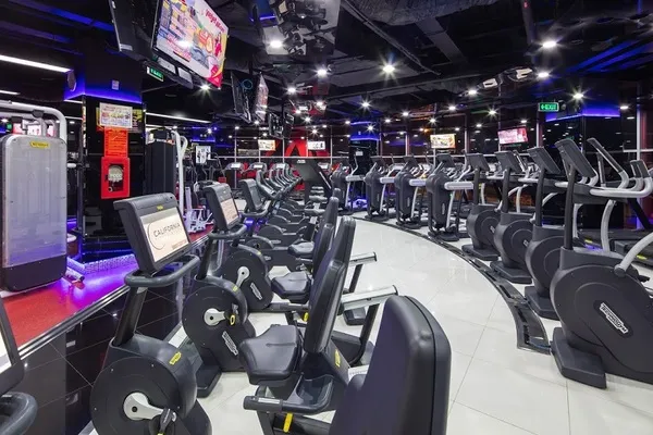 Máy móc tập luyện tối tân tại California Fitness & Yoga