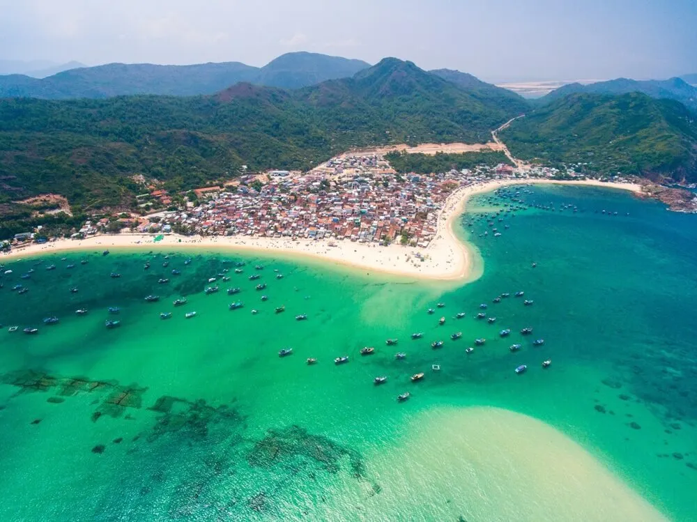 Bãi biển Quy Nhơn với bờ cát trắng mịn, nước biển xanh trong