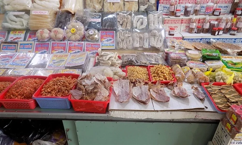 Chợ Huyện với các gian hàng hải sản khô đa dạng, từ mực khô, cá khô đến tôm khô