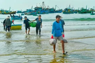 Cuộc sống ngư dân gắn liền với biển cả