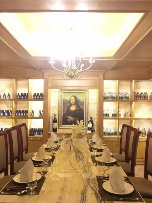 Hầm rượu trứ danh Vịnh Hạ Long của nhà hàng Ngọc Lục Bảo