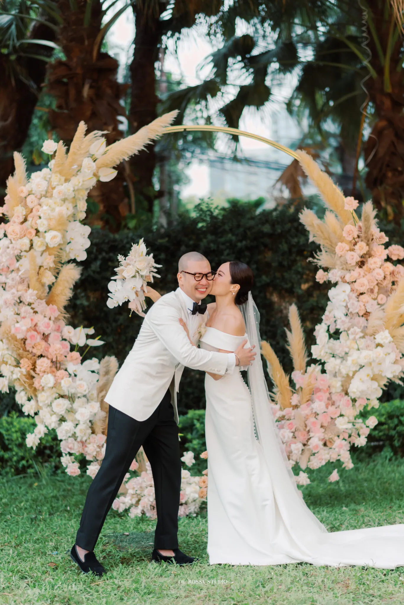 Tiệc cưới ngoài trời bên hồ Tây