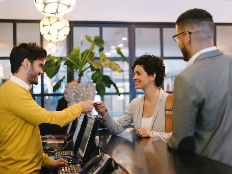 Khách hàng và lễ tân nên kiểm tra kỹ các thông tin trên phiếu xác nhận đặt phòng