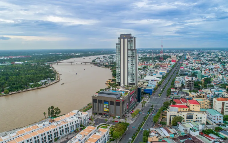 Vinpearl Hotel Cần Thơ nhìn từ bến Ninh Kiều