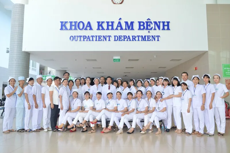 Khu vực khoa khám bệnh với bàn đăng ký và khu chờ khám