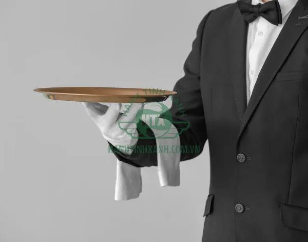 Kỹ thuật bưng khay phục vụ cao đòi hỏi sự cân bằng và lực tay vững