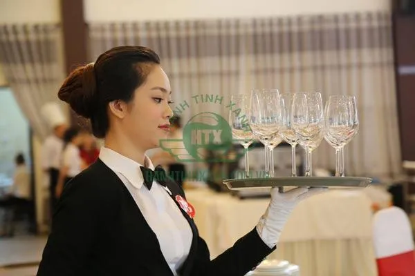 Luôn điềm tĩnh và di chuyển với tốc độ vừa phải khi bưng khay đồ ăn