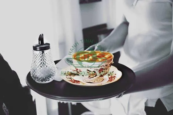 Kỹ thuật bưng khay phục vụ thấp phù hợp với món ăn nhẹ và ít món