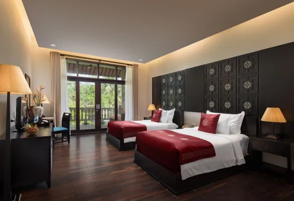 Phòng Deluxe tại Lapochine Beach Resort với thiết kế gỗ ấm cúng, view hướng vườn