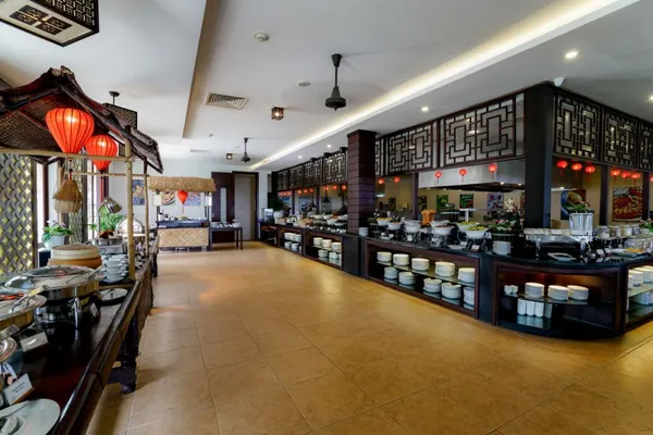 Nhà hàng Lagoon với view biển Thuận An, phục vụ buffet và à la carte
