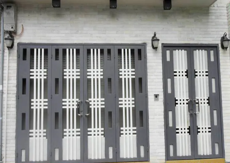 Mẫu cửa sắt gấp 4 cánh (10)