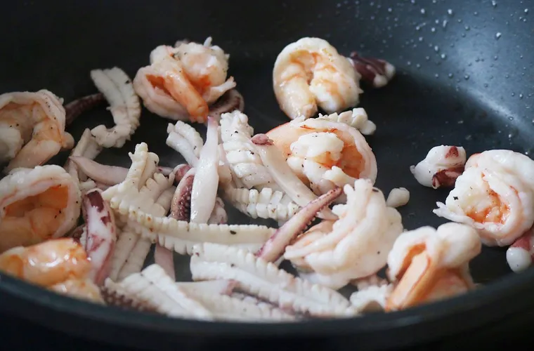 Đảo chín tôm, mực