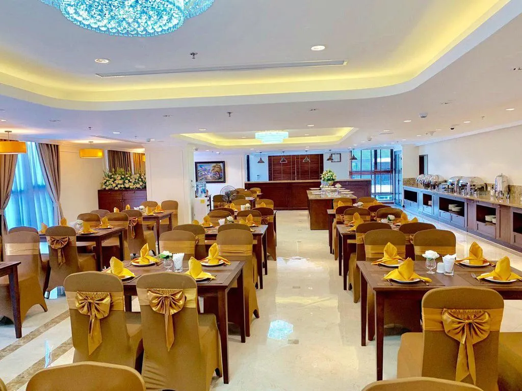 Không gian nhà hàng Sao Mai sang trọng với bàn ghế bày trí tinh tế