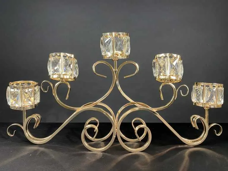 Bộ chân nến cốc cao thấp bố trí đối xứng trên bàn ký tên tiệc cưới ven biển