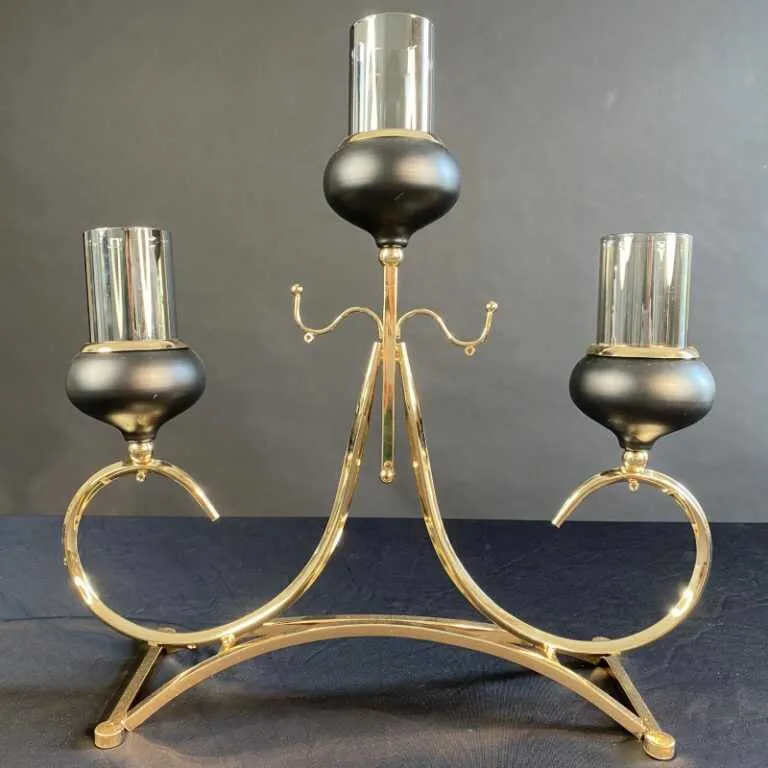 Chân nến kim loại mạ vàng kết hợp hoa tươi trang trí bàn gallery tiệc cưới