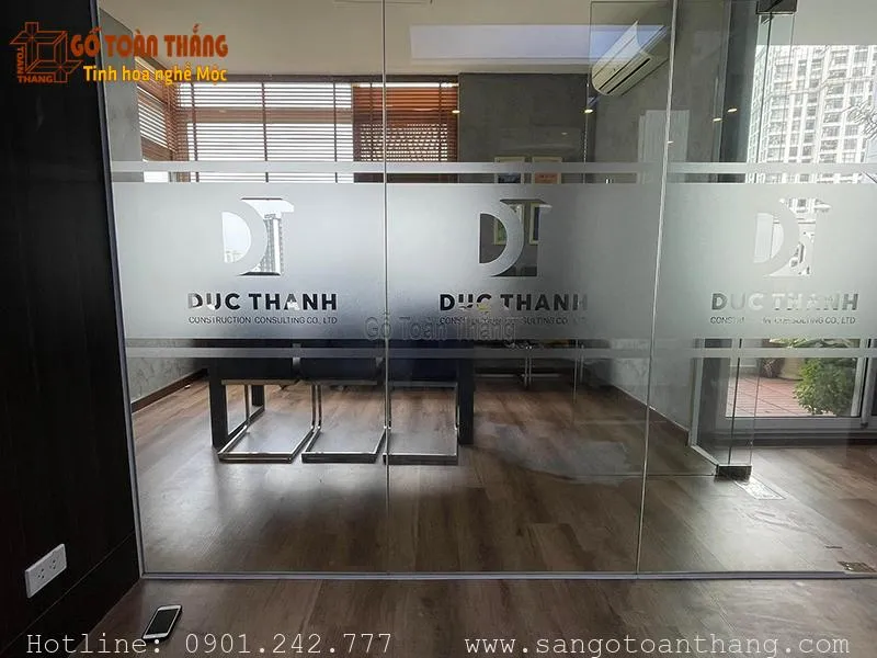Decal dán cửa kính tạo độ chuyên nghiệp cho văn phòng công ty
