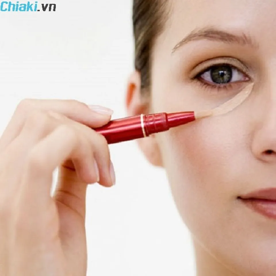 Trang điểm đi dự tiệc cần phải sử dụng kem che khuyết điểm