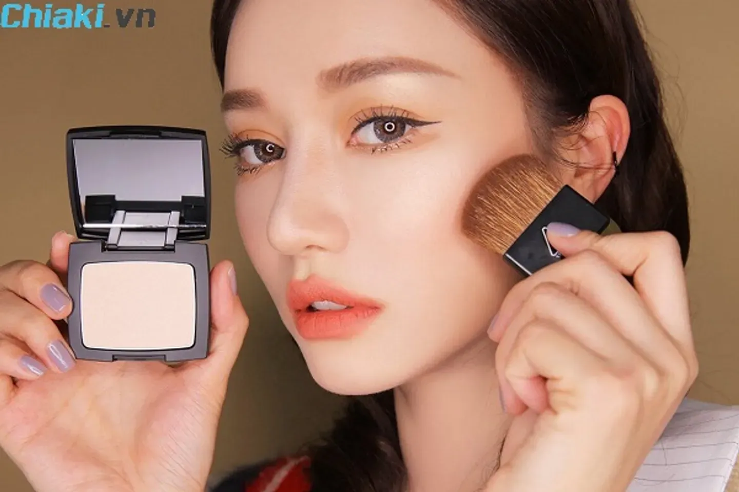 Đánh phấn phủ để tạo lớp nền bền chặt hơn