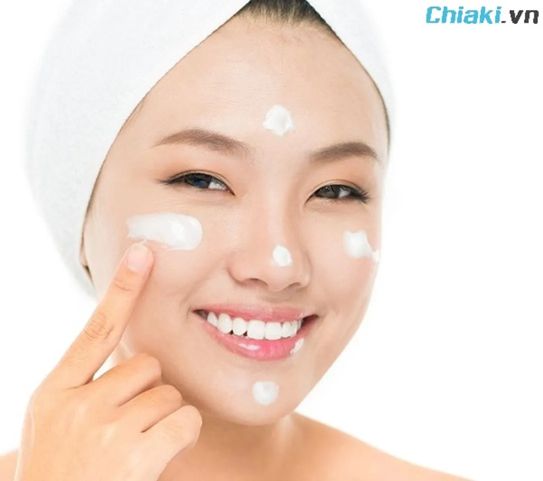 Bôi kem lót để dễ trang điểm hơn