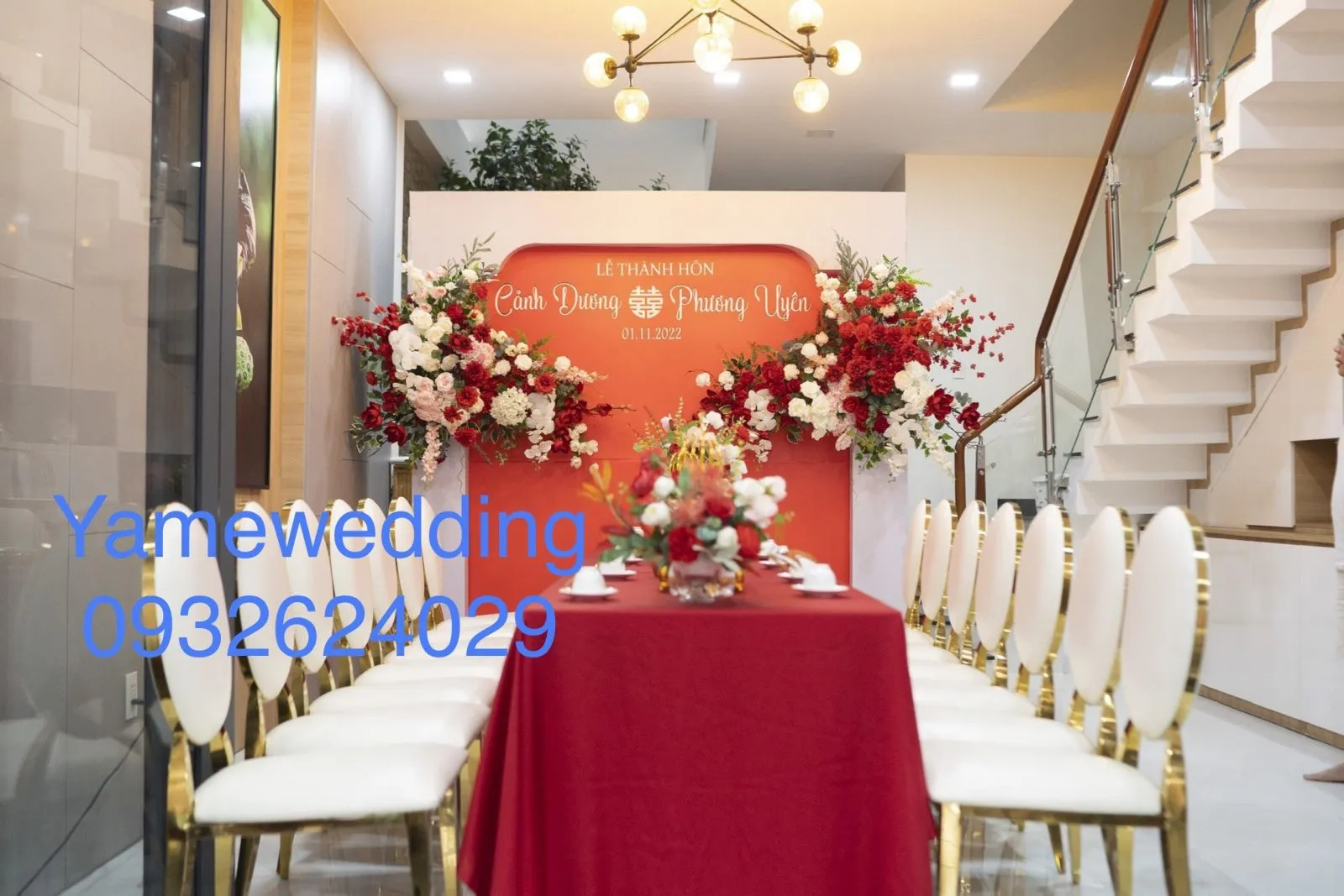 Trang trí gia tiên ngày cưới bằng tone màu đỏ trắng