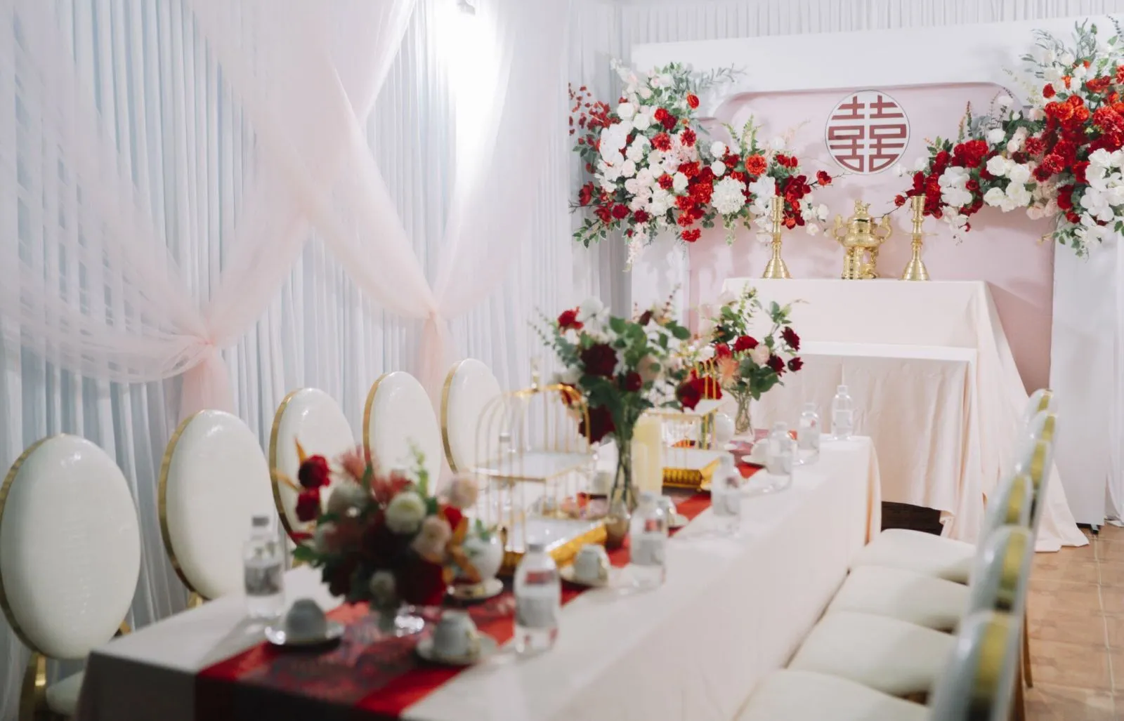 Trang trí lễ gia tiên ngày cưới với tone màu hồng