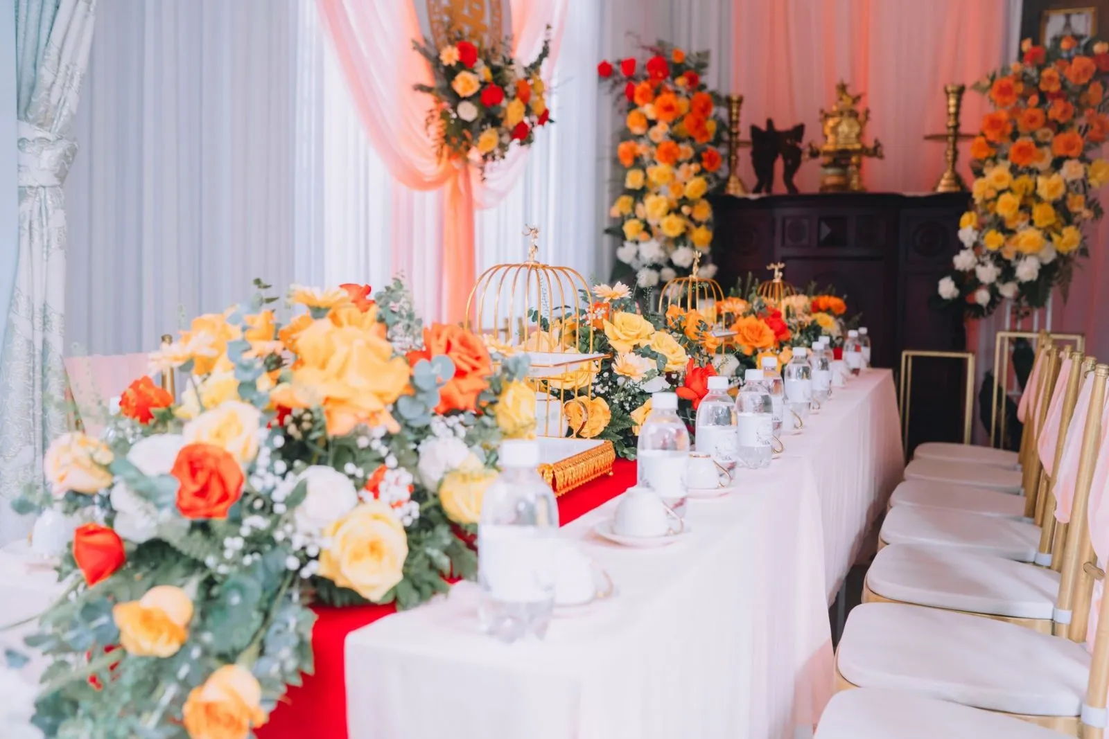 Trang trí gia tiên ngày cưới với tone màu cam đỏ làm chủ đạo
