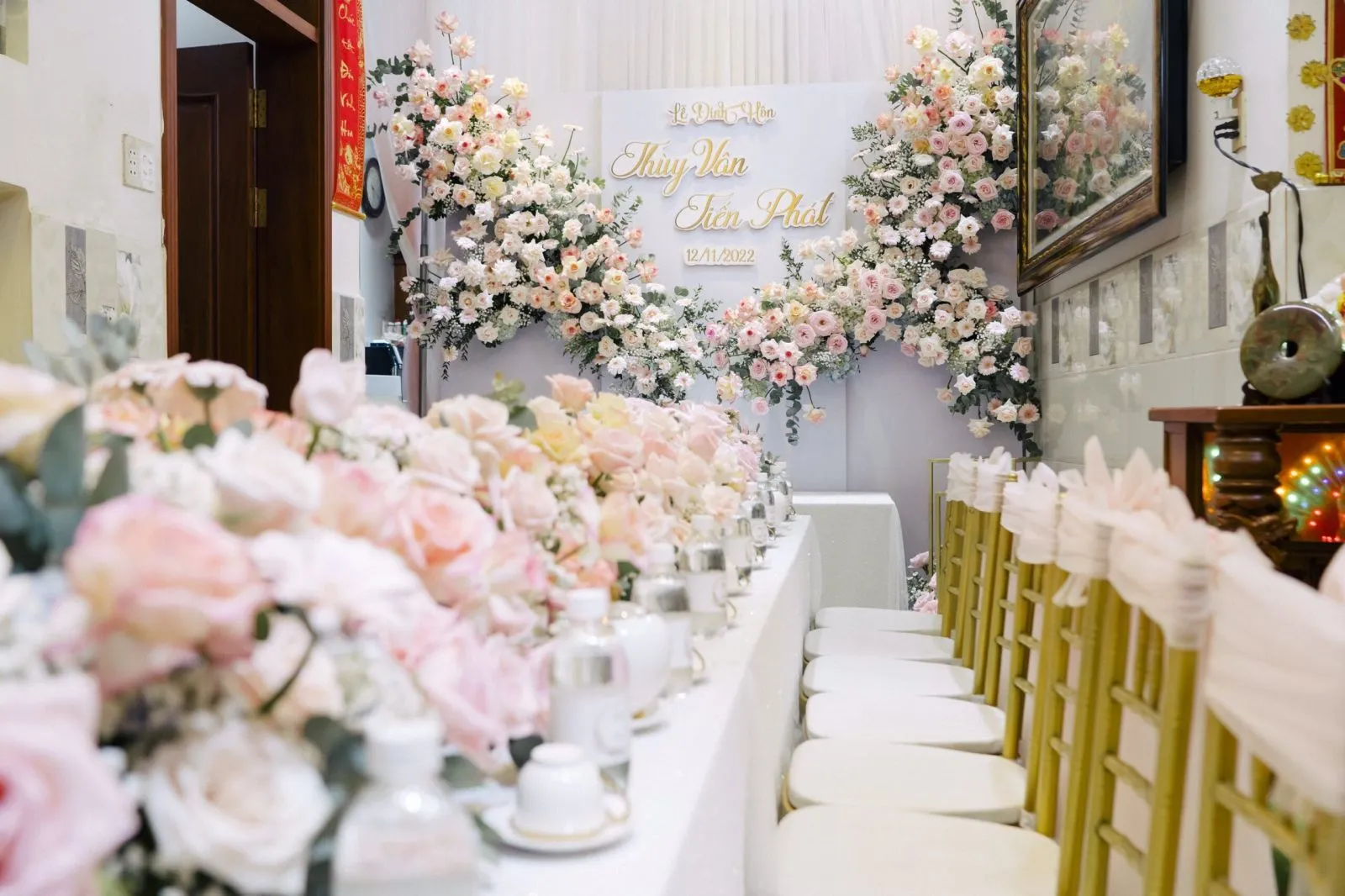 Trang trí gia tiên ngày cưới tại tư nhà nhà gái với tone màu hồng da
