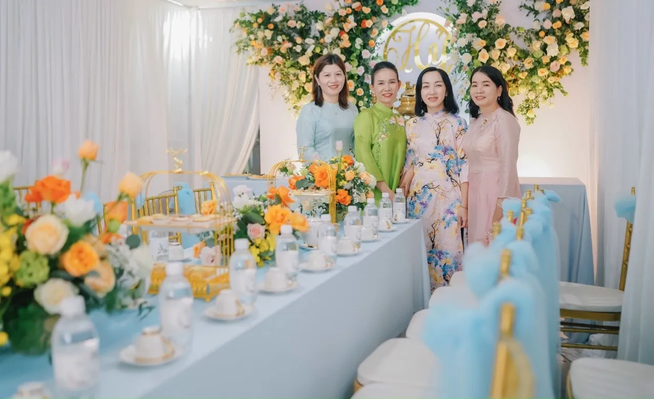 Trang trí gia tiên ngày cưới với tone màu cam