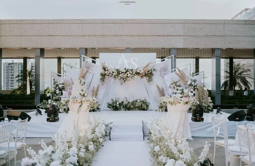 Sân khấu tiệc cưới ngoài trời với tông hoa trắng