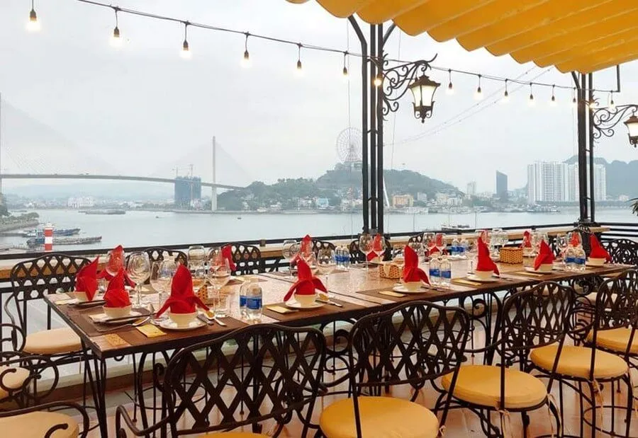 View nhìn toàn cảnh Bãi Cháy của nhà hàng Ngọc Lục Bảo